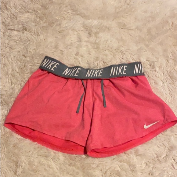 Nike shorts size small - Picture 3 of 4